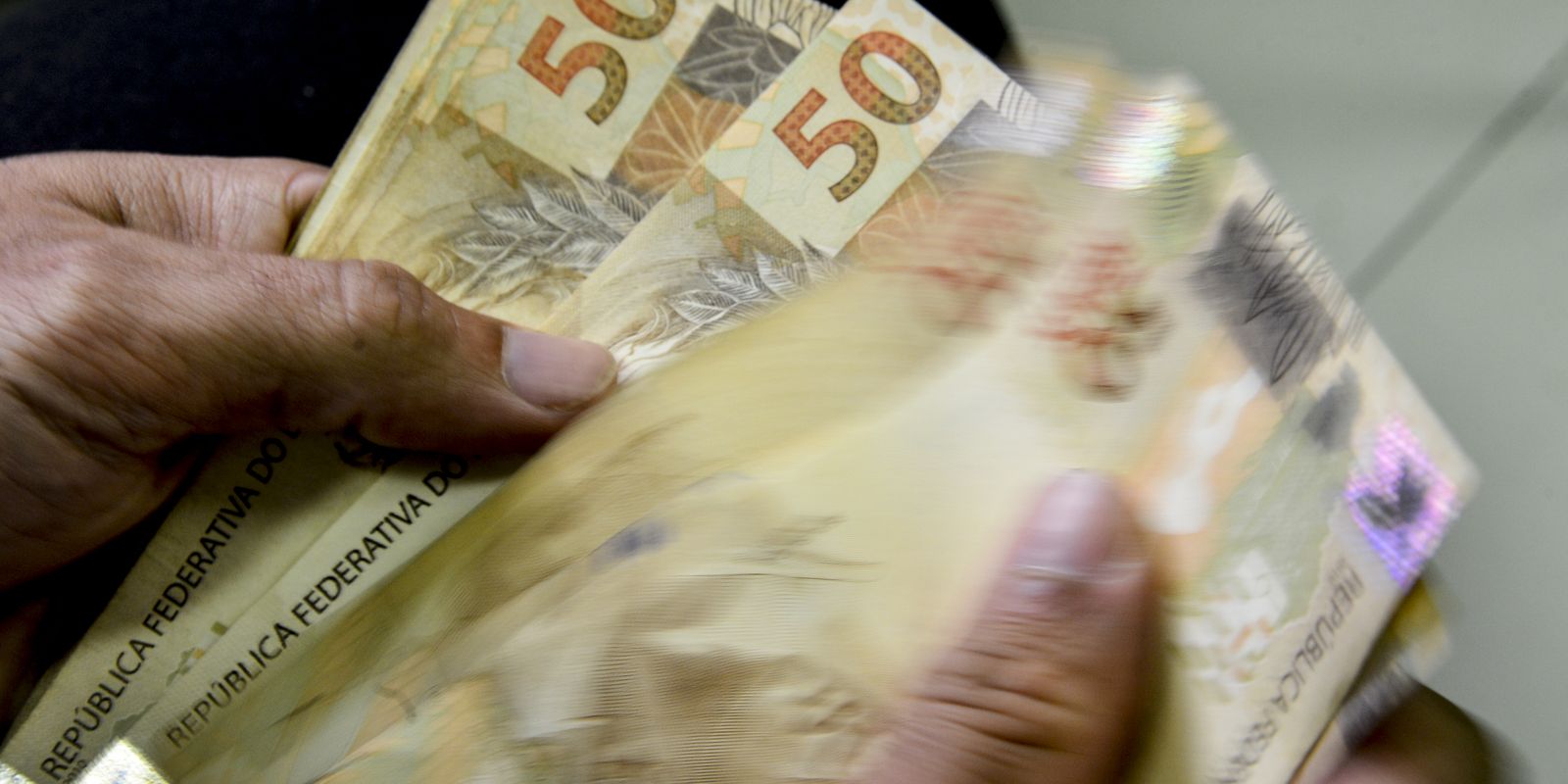 Juros Recuam, Mas Rotativo Do Cartão Sobe, Atingindo 423,5% Ao