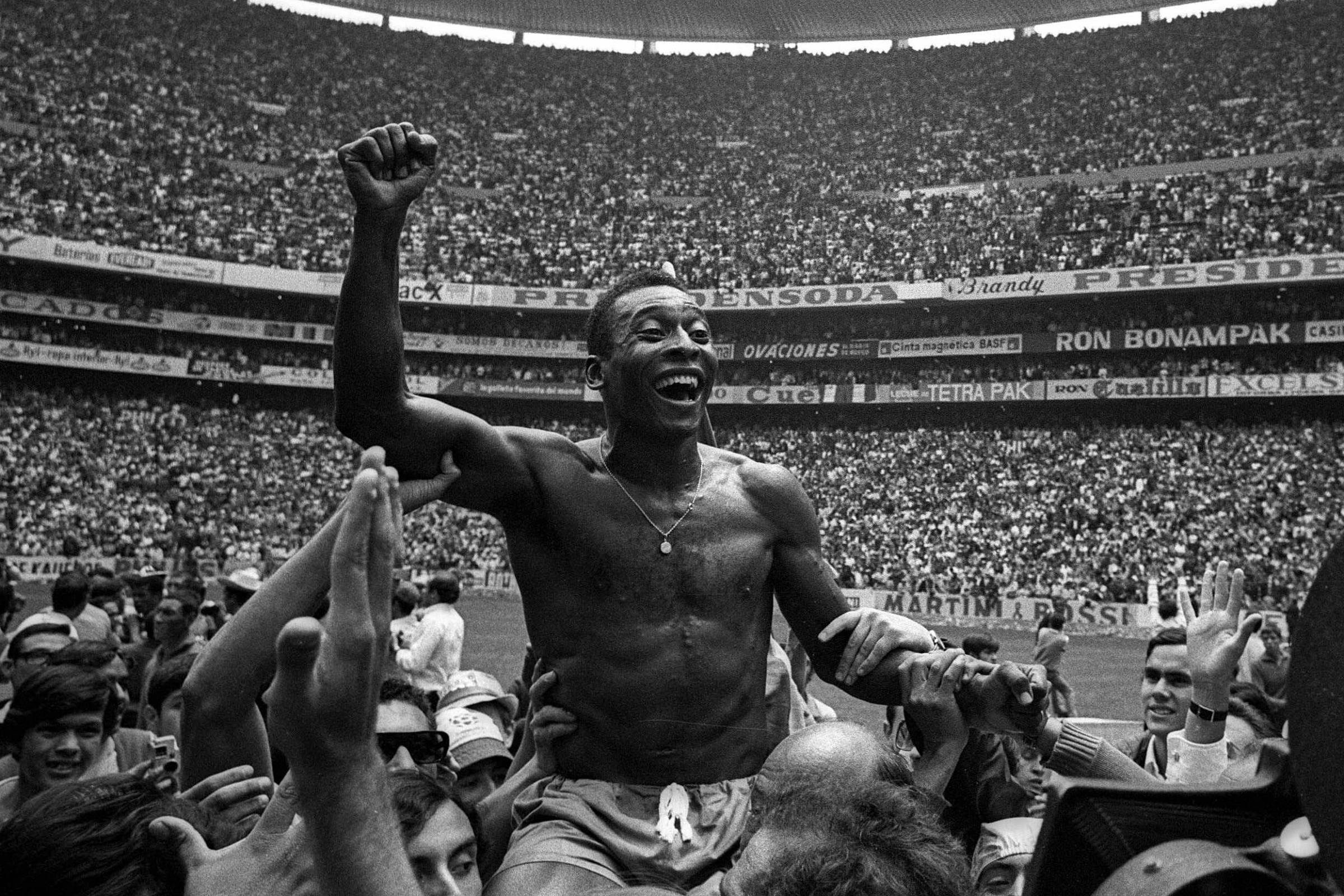 Risério exalta negritude de Pelé e se perde em digressões