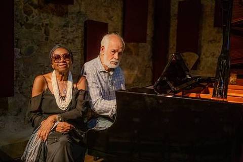 Áurea Martins e Cristovão Bastos lançam 'Amizade' 18/06/2026