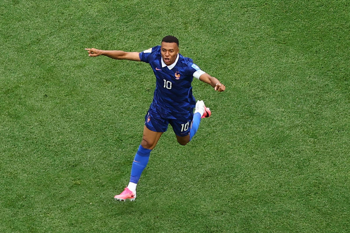 Copa: Mbappé faz 16º gol em jogo paralisado por protocolo