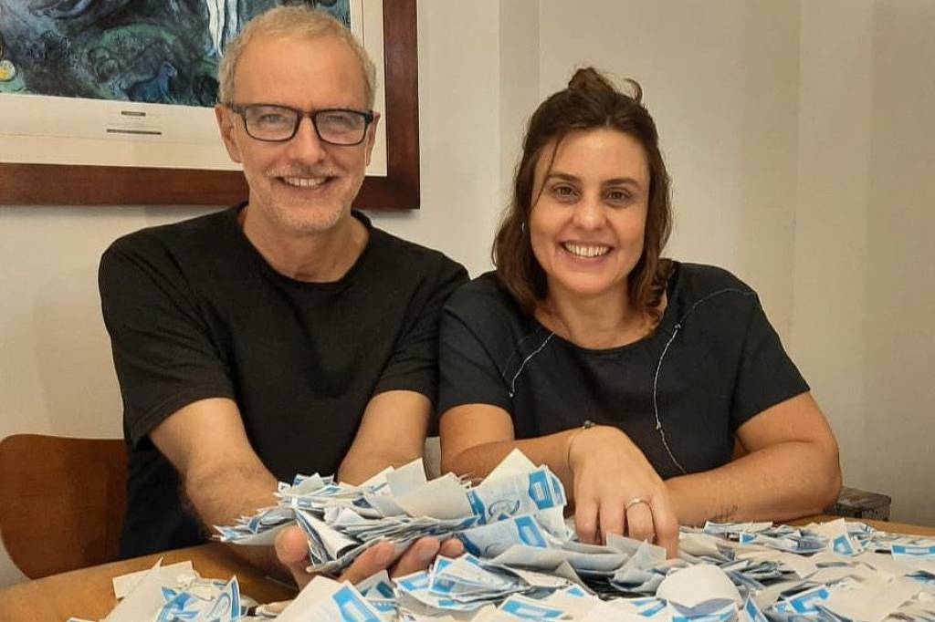 Copa: onde descartar papel em que figurinhas vêm coladas?