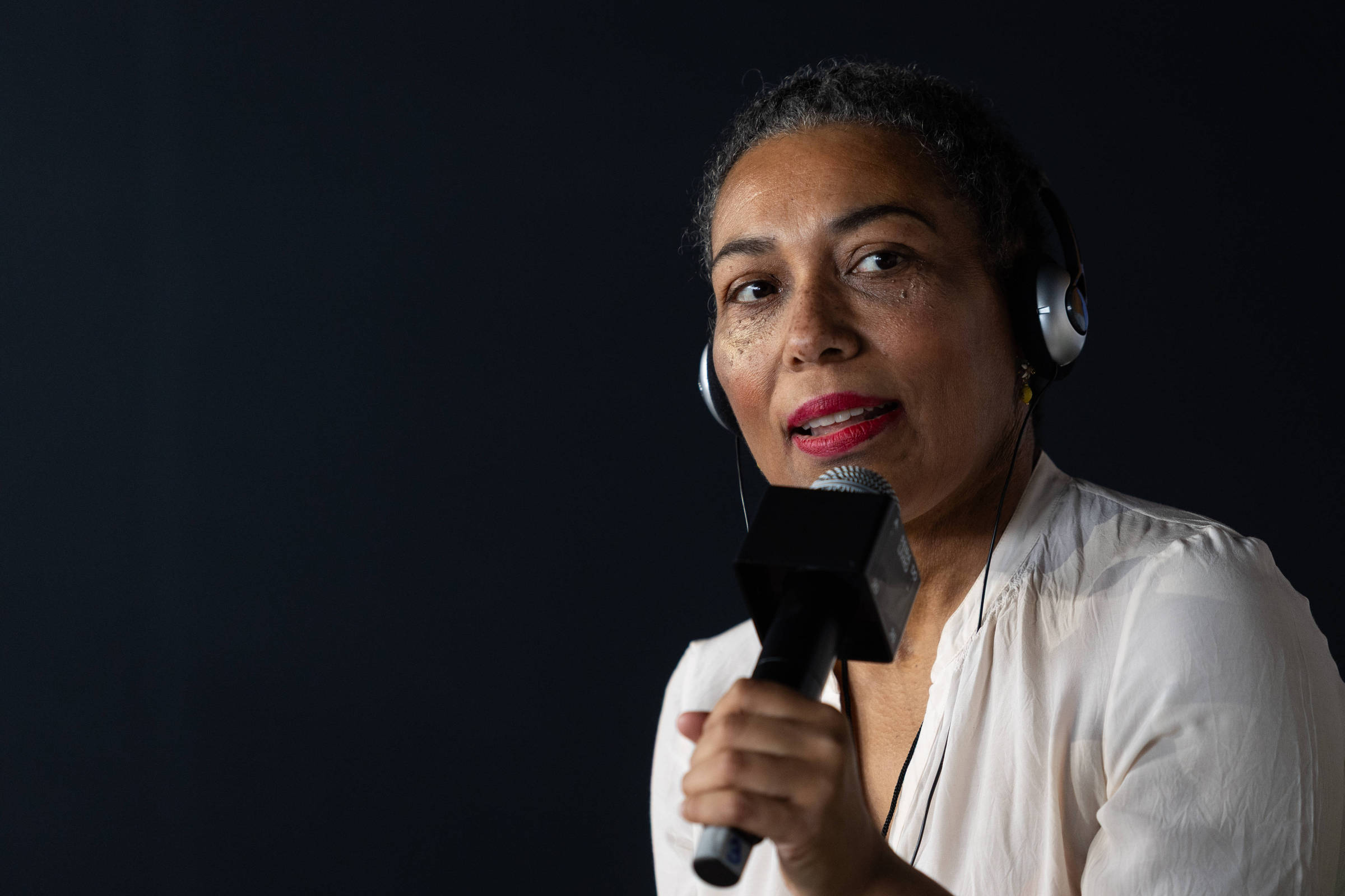 Estelle Sarah Bulle narra episódio de racismo no Brasil 05/06/2026