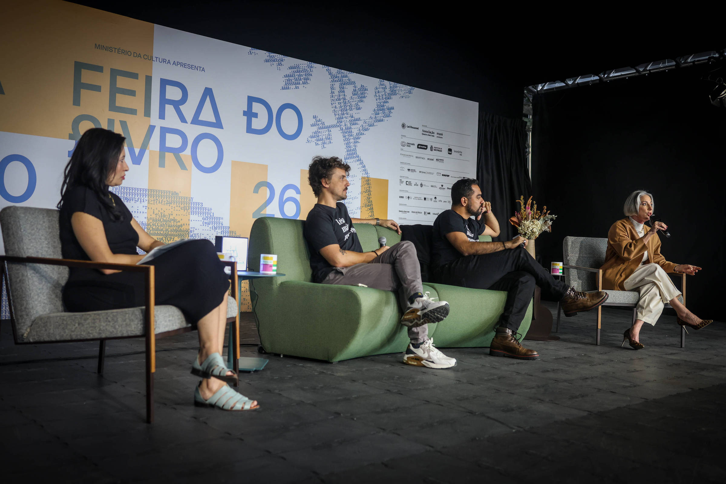 Feira do Livro debate gênero no último dia com Carol