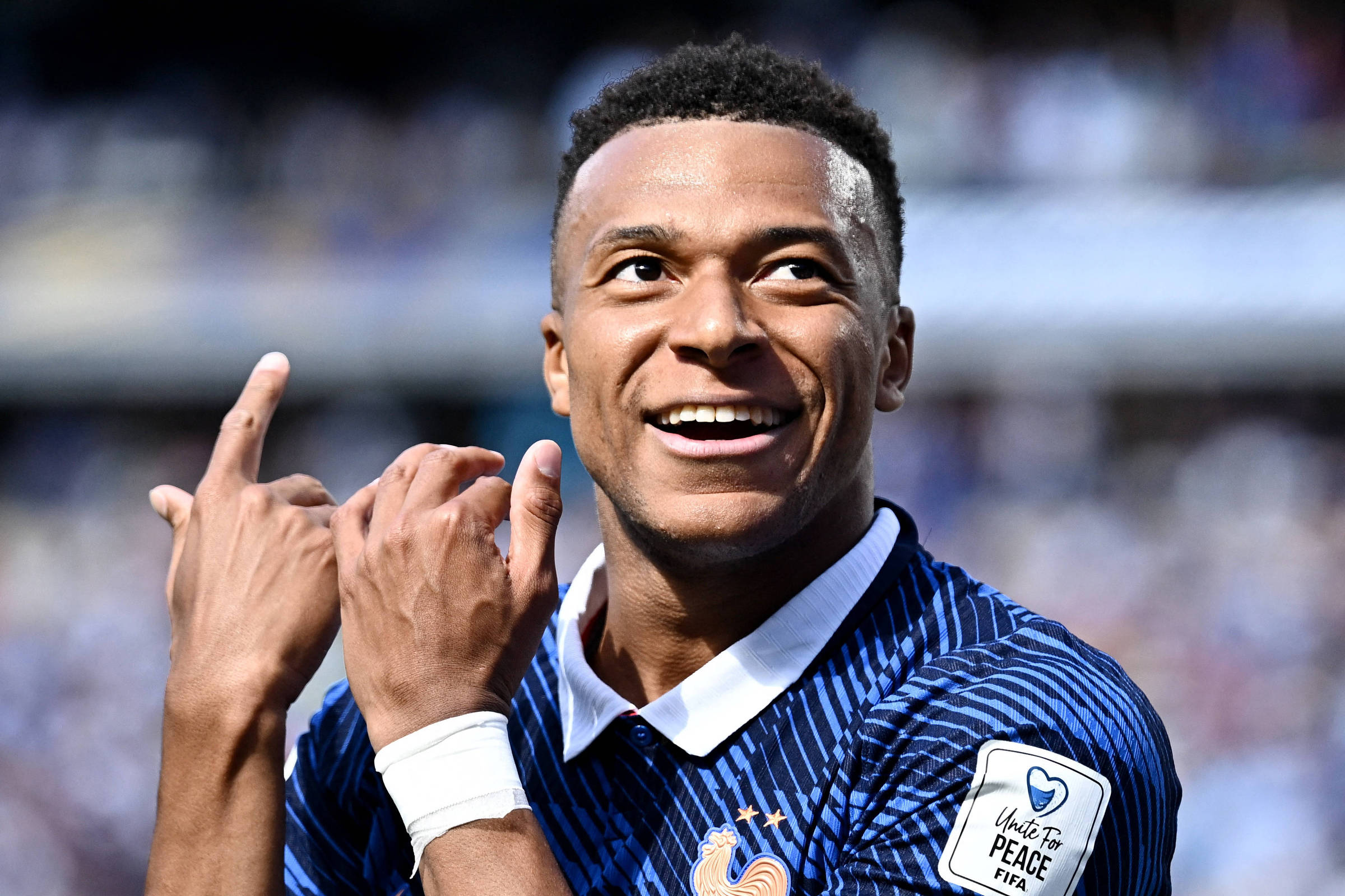 França vence, e Mbappé supera marcas de Pelé e Messi