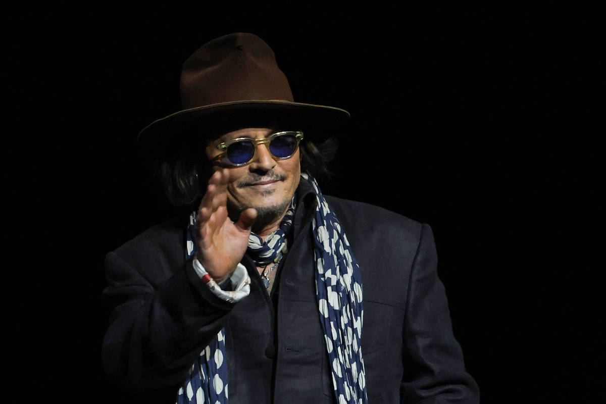 Johnny Depp evita falar de Hollywood e dirige filme