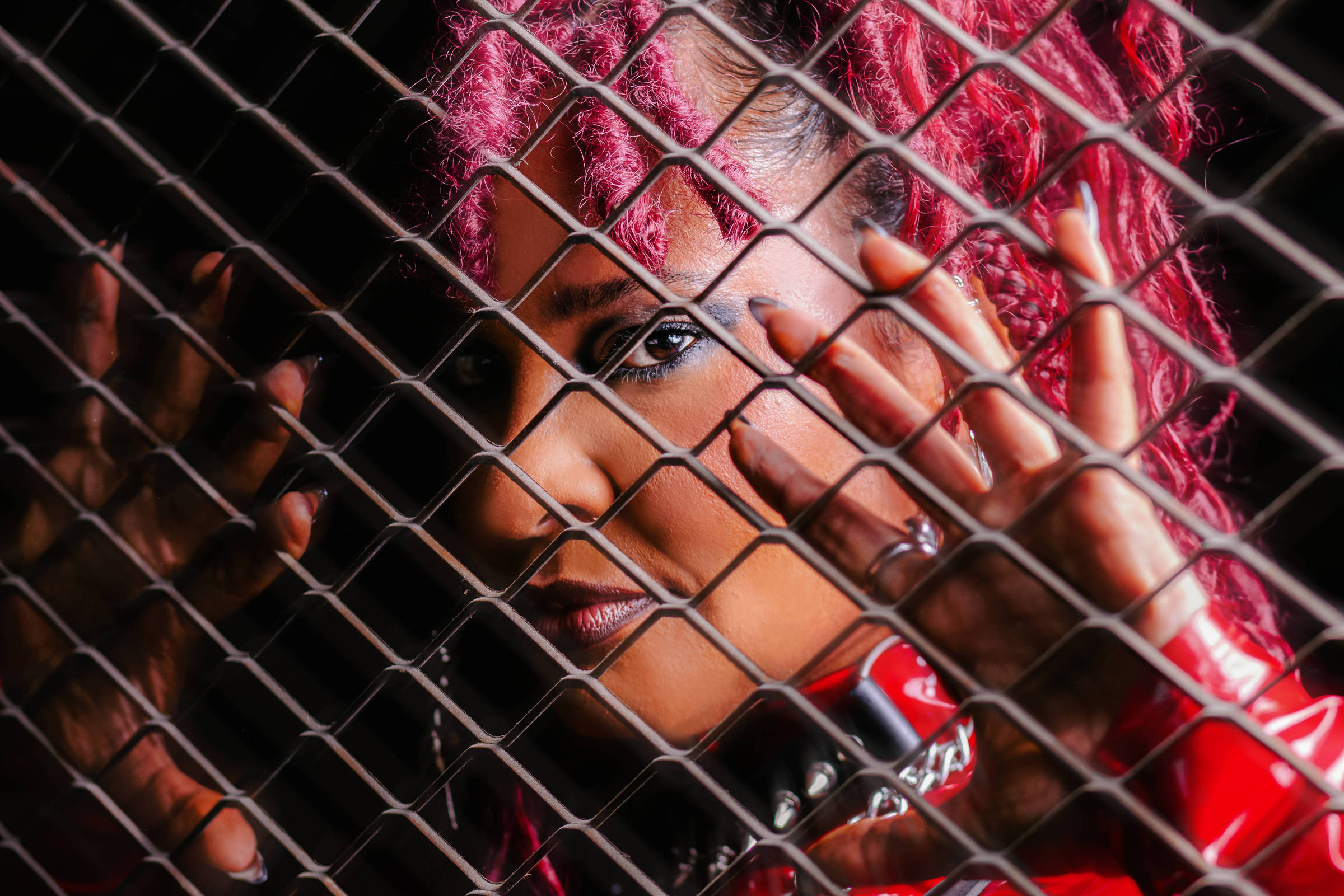 Larissa Luz aproxima o rock do Carnaval em 'Desmonte'