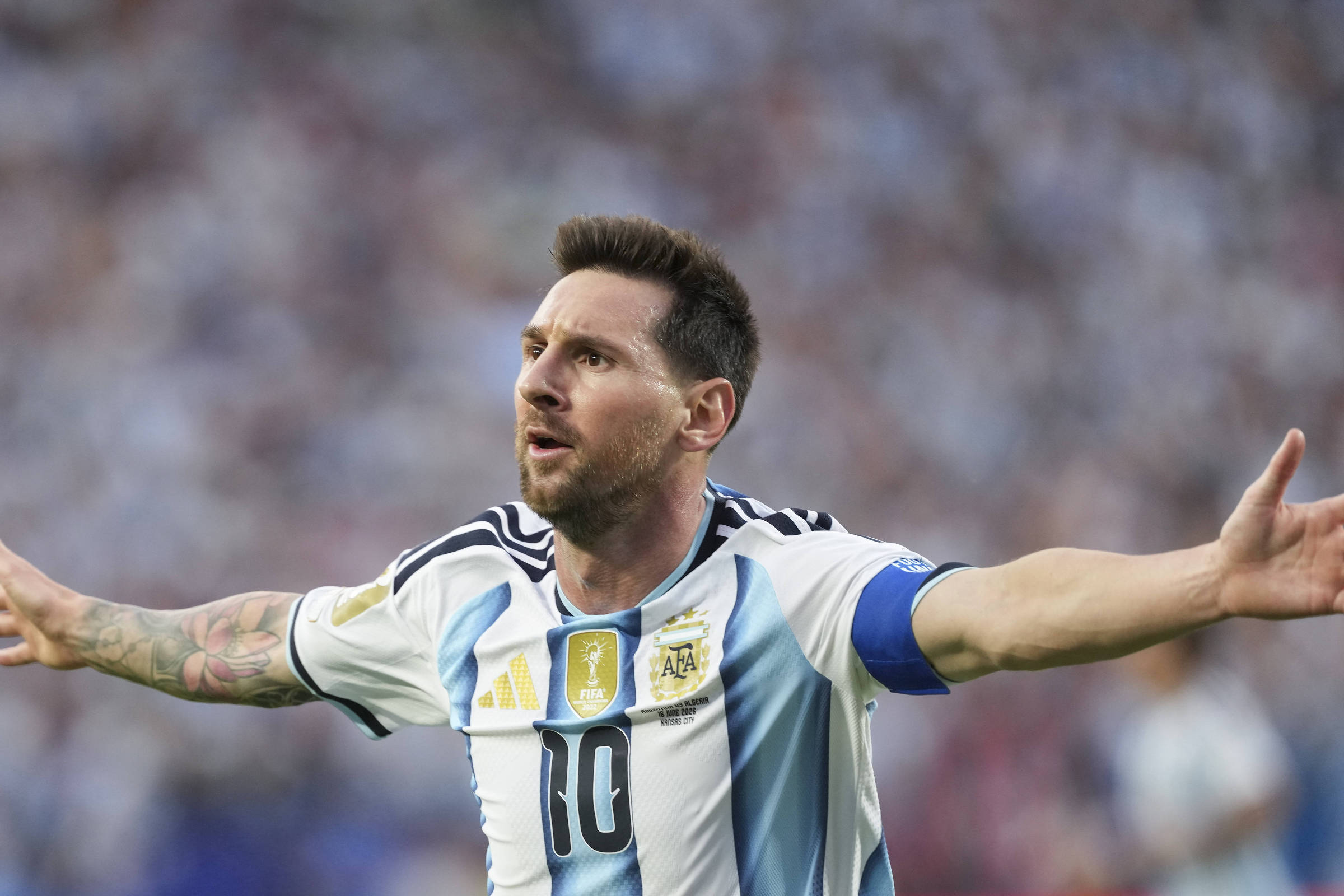 Messi faz 3 e empata com Klose com 16 gols