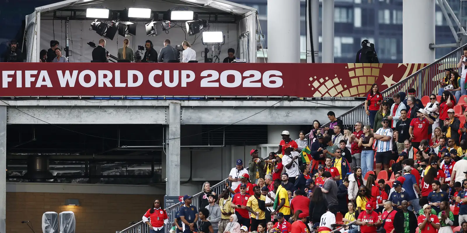 Paixão pelo futebol expõe população à publicidade de bets, alerta