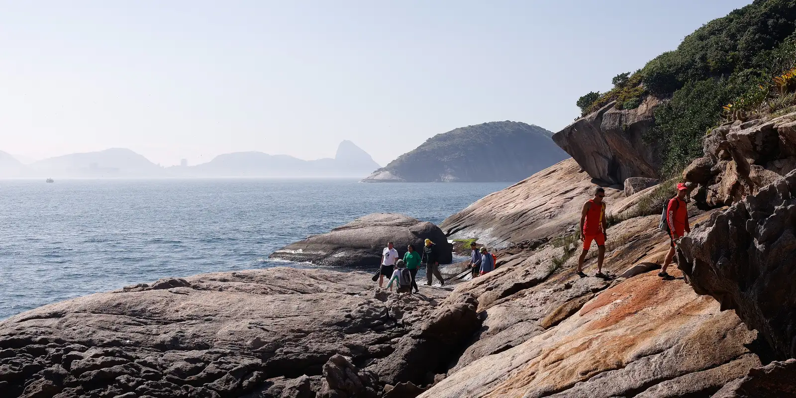 Trilha nas Ilhas Cagarras exige preparo e oferece vista única