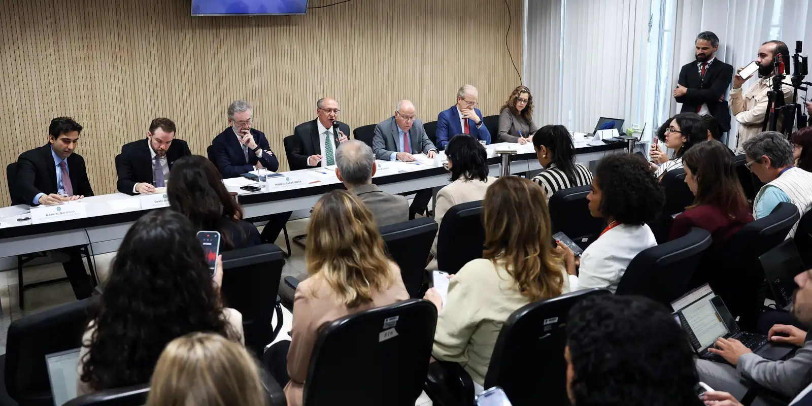 Setores atingidos por tarifaço dos EUA terão novo plano de