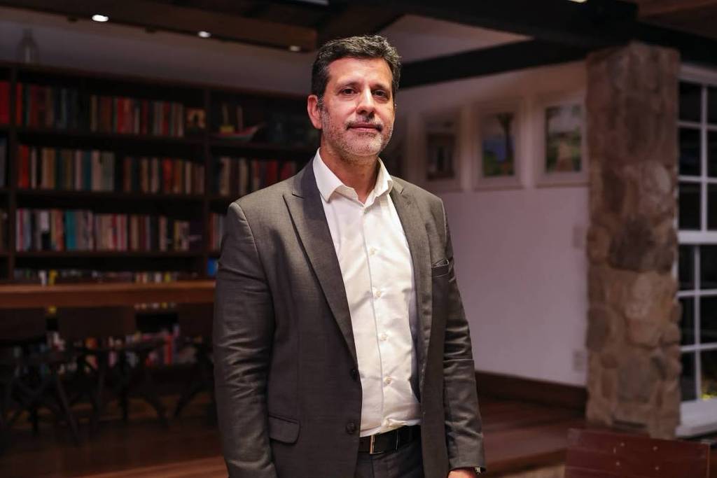 Celular mais democrático que biblioteca, diz chefe do MEC