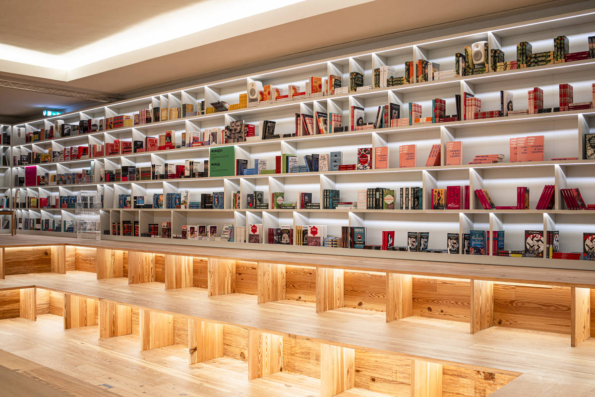 Dua Lipa abre biblioteca pela liberdade de expressão 20/07/2026
