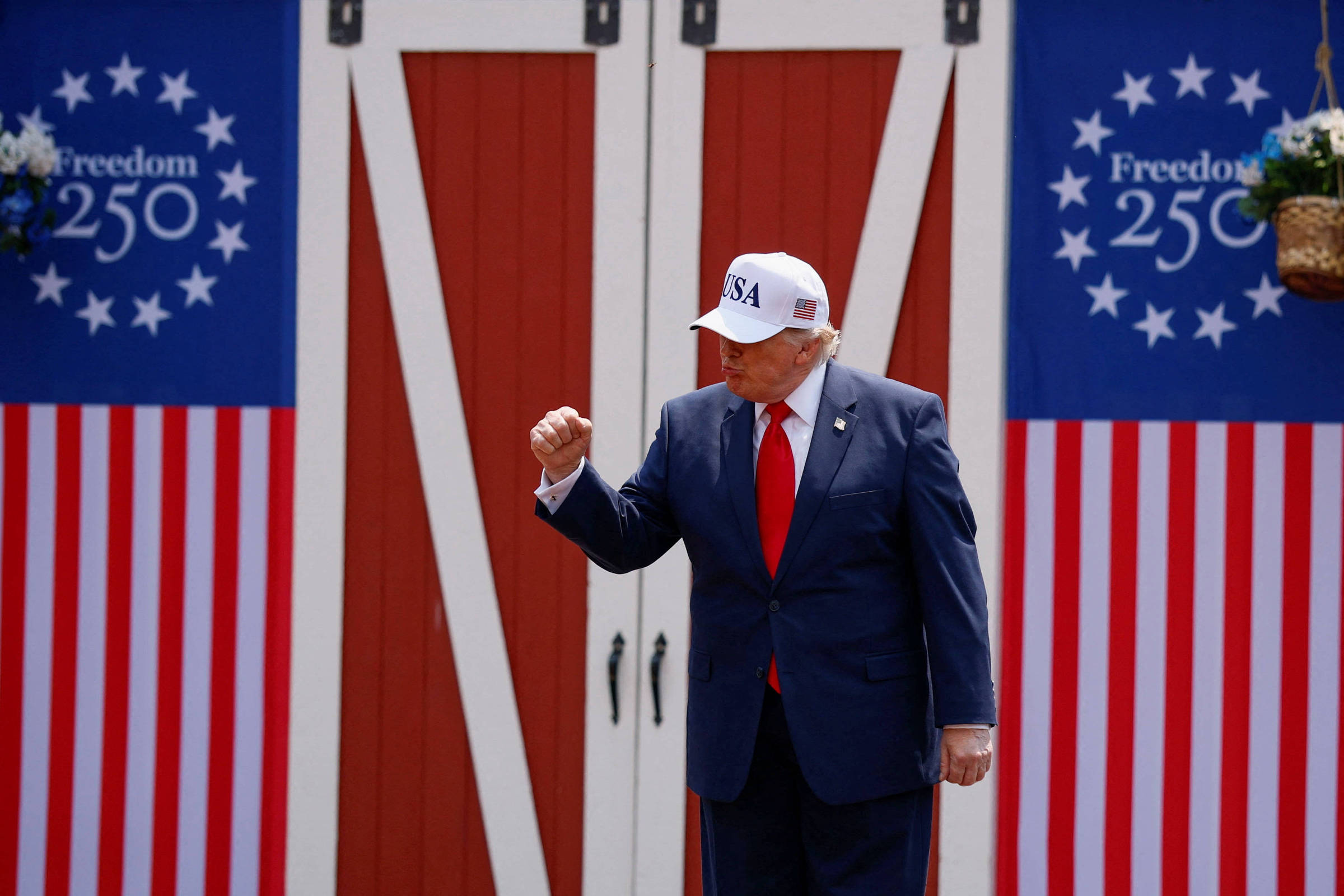 Guerra, evento do UFC e compromissos afastam Trump da Copa