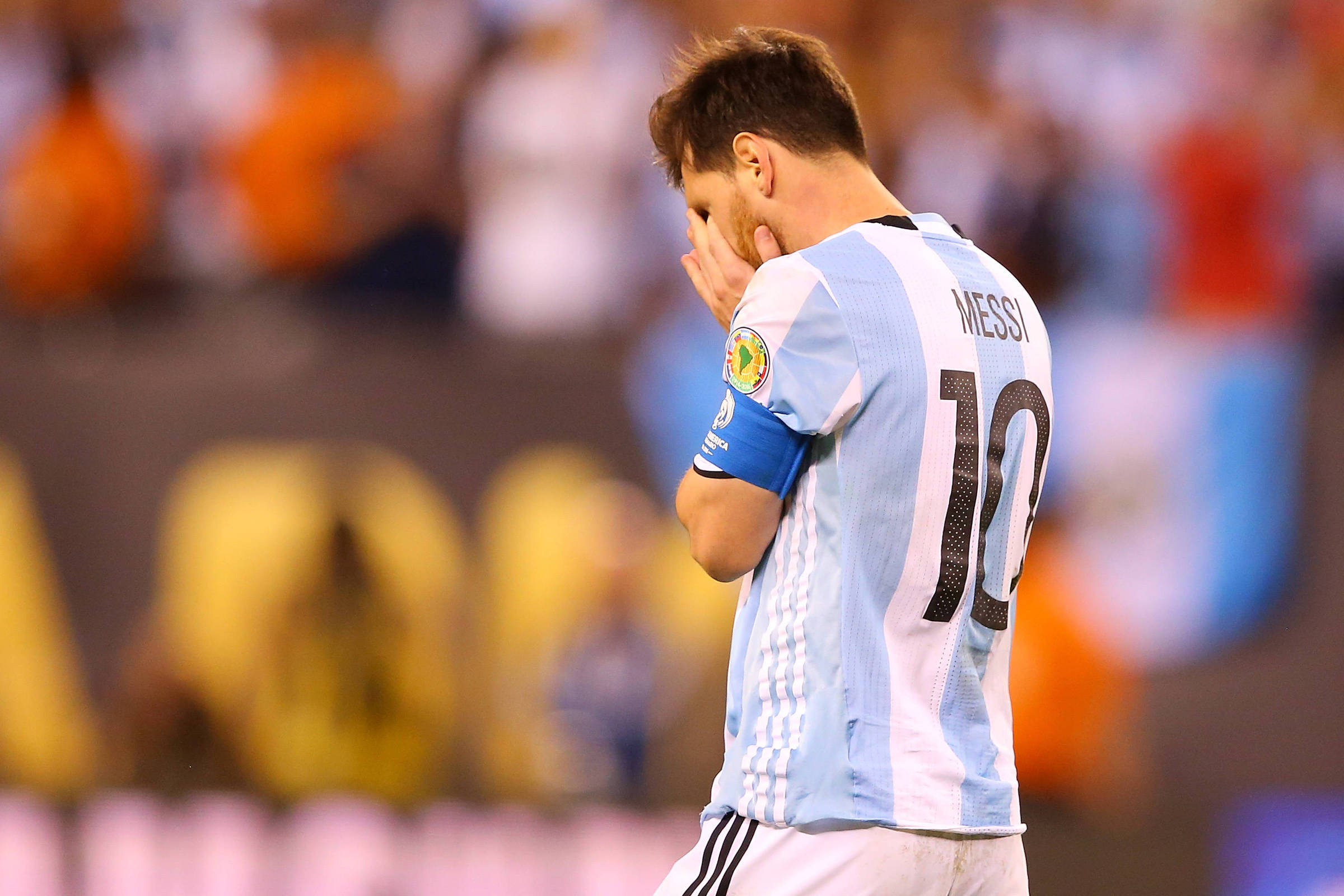 Messi volta a palco de derrota que causou 'aposentadoria'