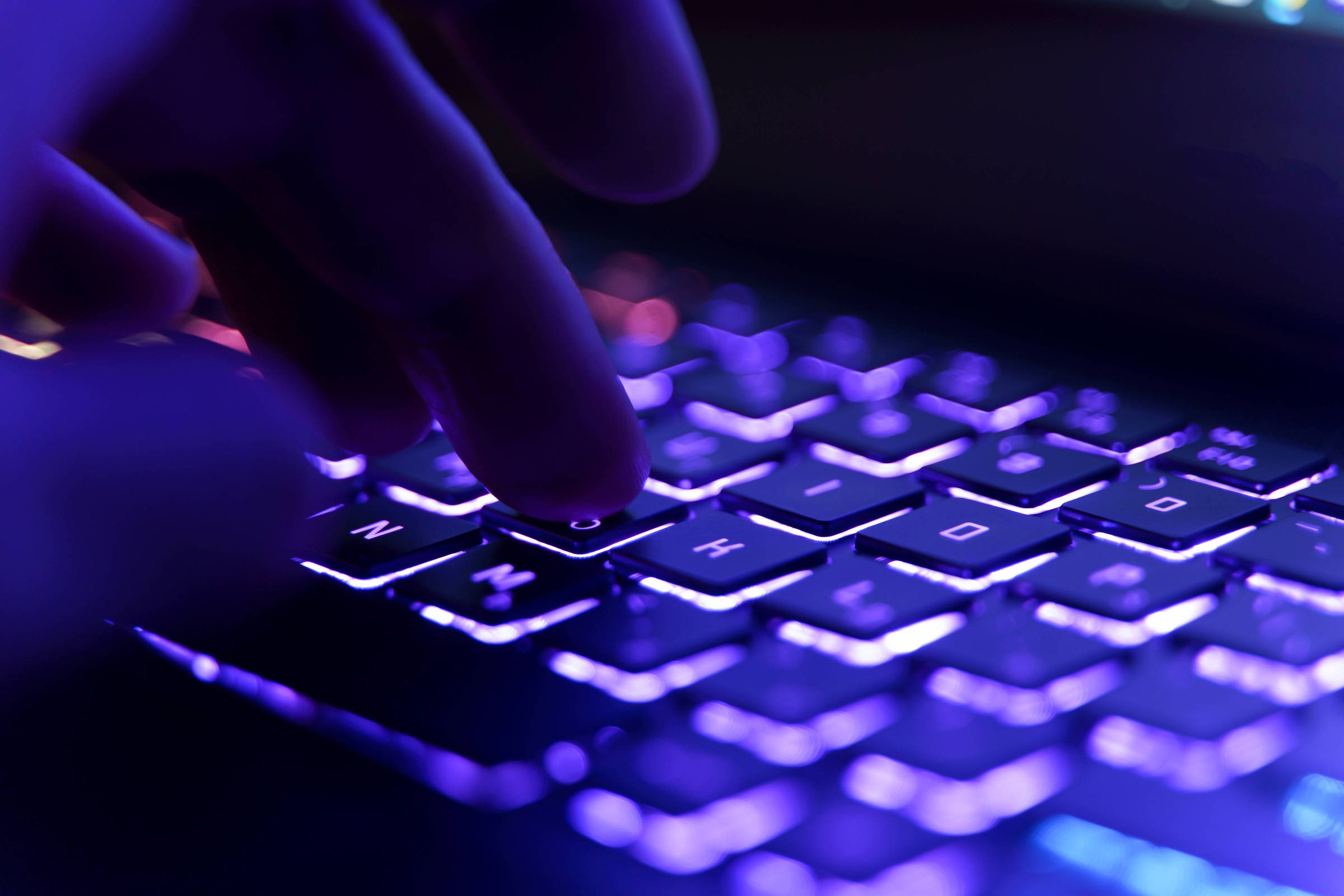 Ministério identifica 32 sites de IA de nudez falsa