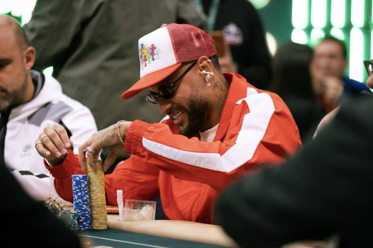 Neymar volta ao Santos após jogar 37 minutos na Copa