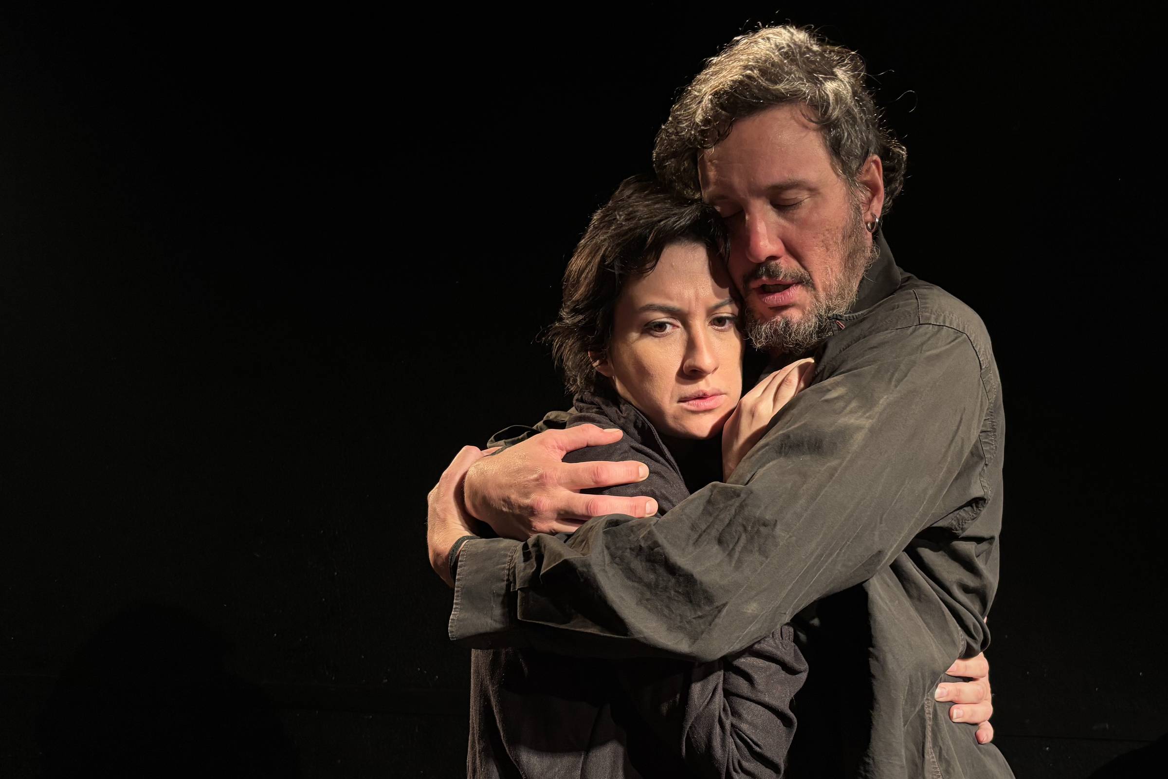 Teatro: peça sobre líder de seita estreia em São Paulo