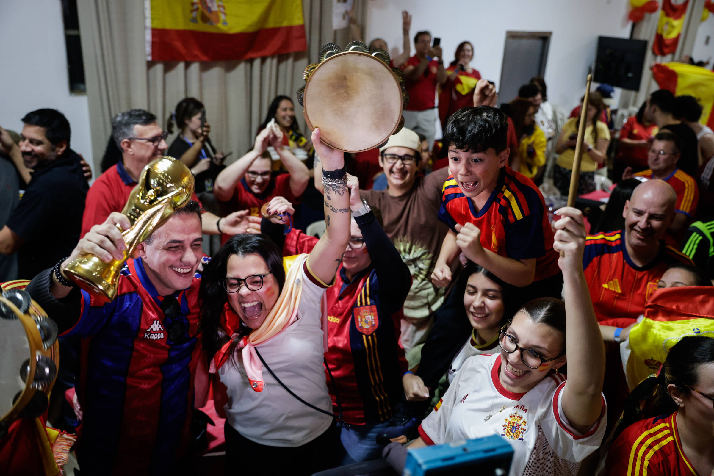 Torcida da Espanha vive tensão na final da Copa em