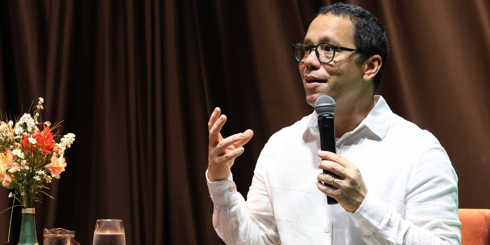 Escritor diz que literatura tem poder de humanizar e levar