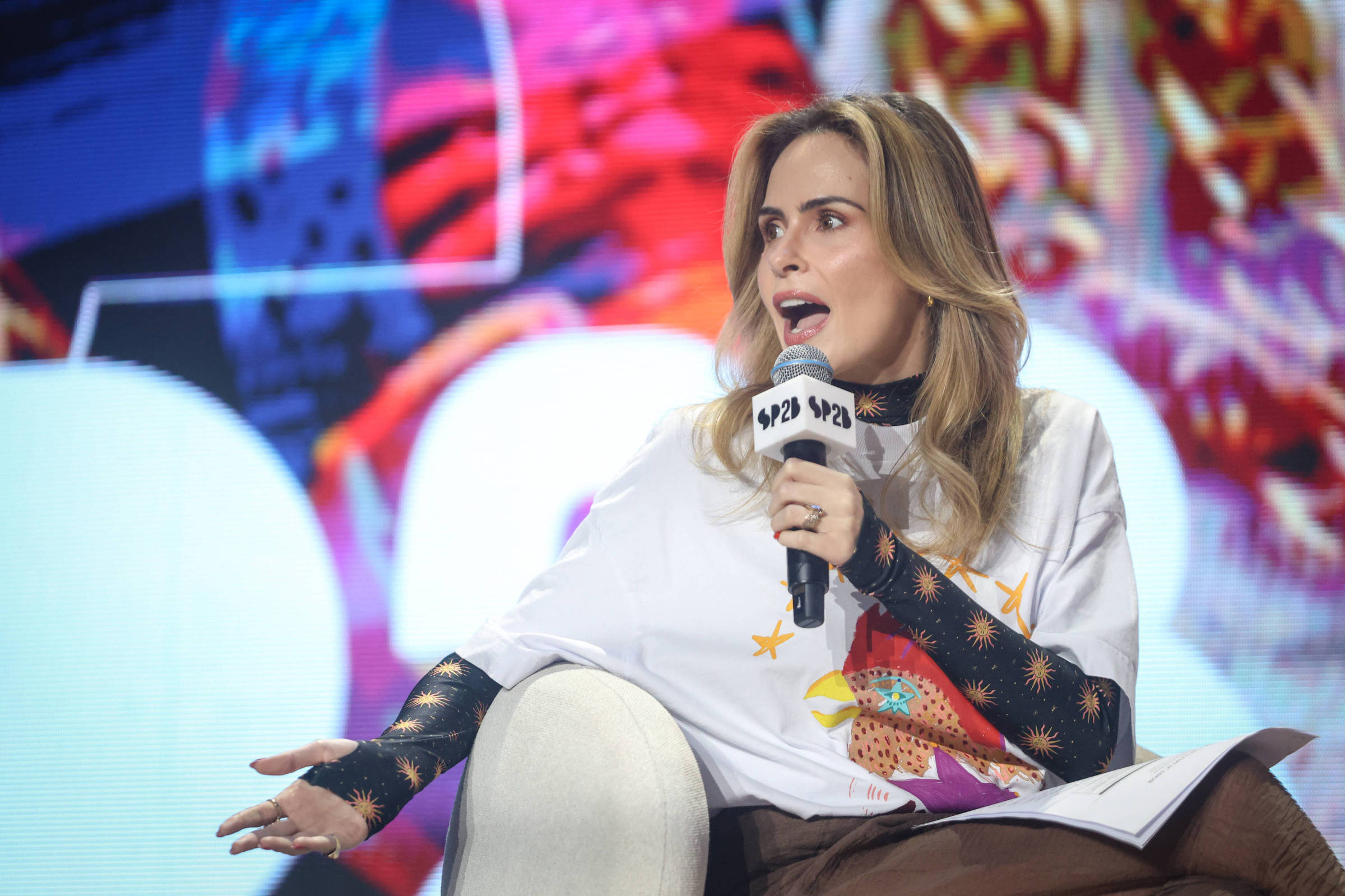 Ana Paula do BBB atrai fãs eufóricos para mesa do