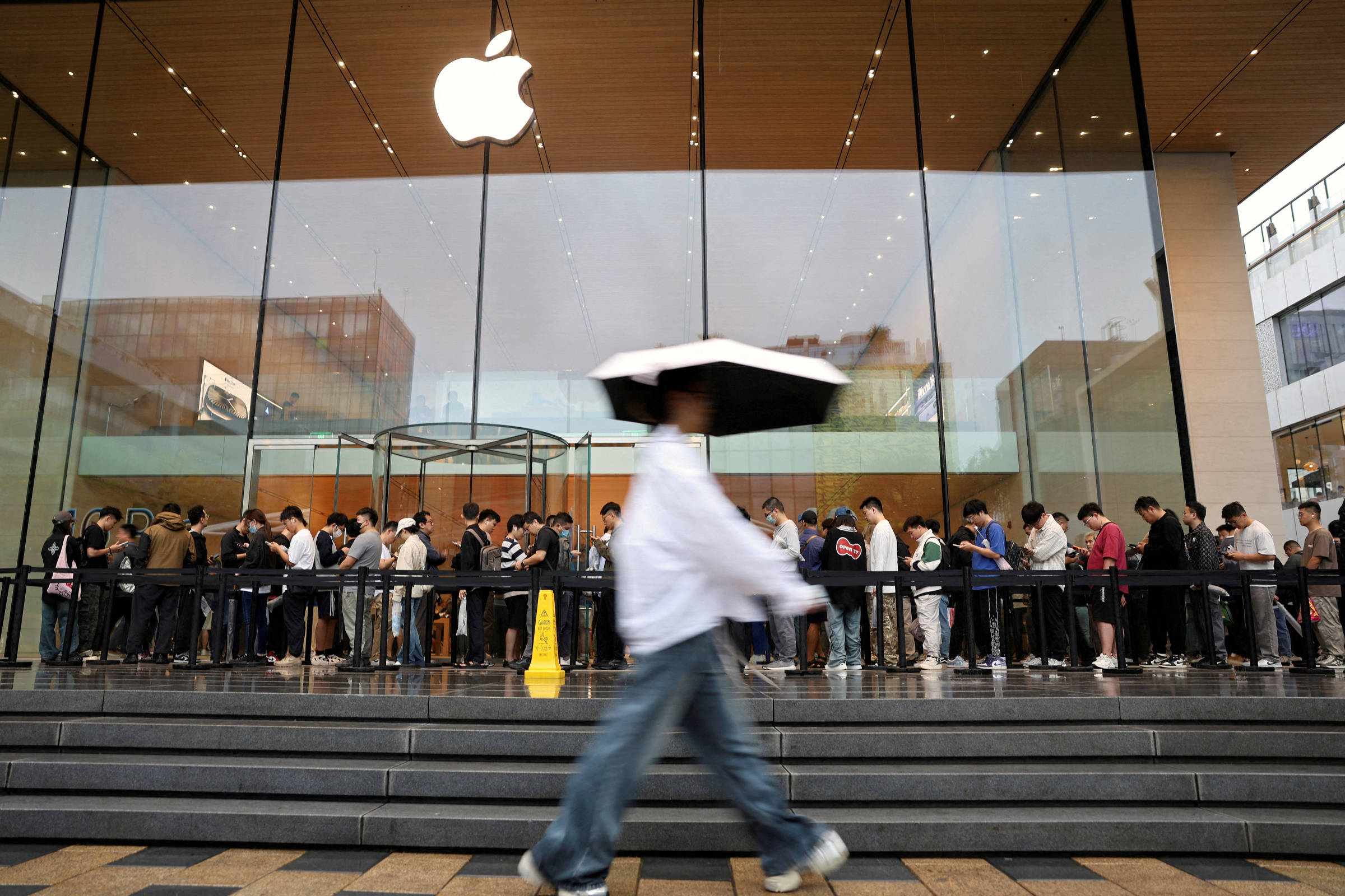 Apple cria modelo próprio de IA com Alibaba, diz agência