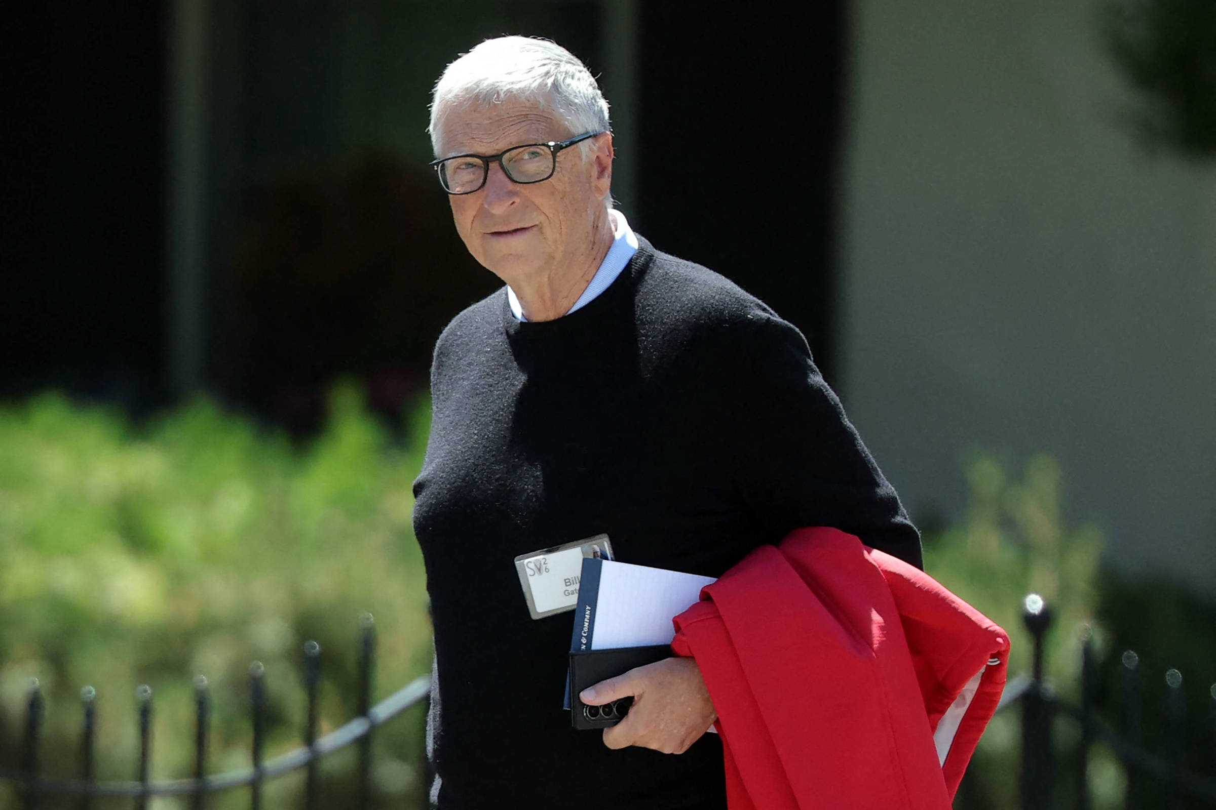 Bill Gates defende criar reserva de empregos para humanos