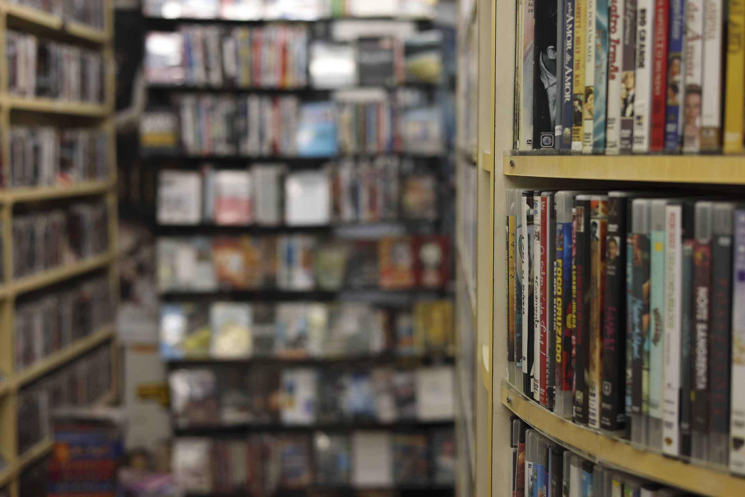 Como cinéfilos e gamers resistem ao fim da mídia física
