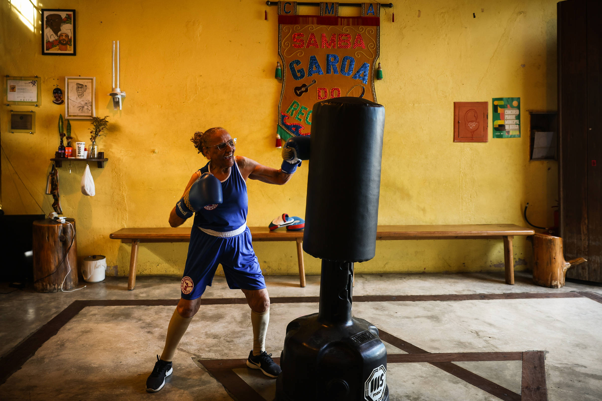 Idosas aprendem a lutar boxe e ganham força e autoestima