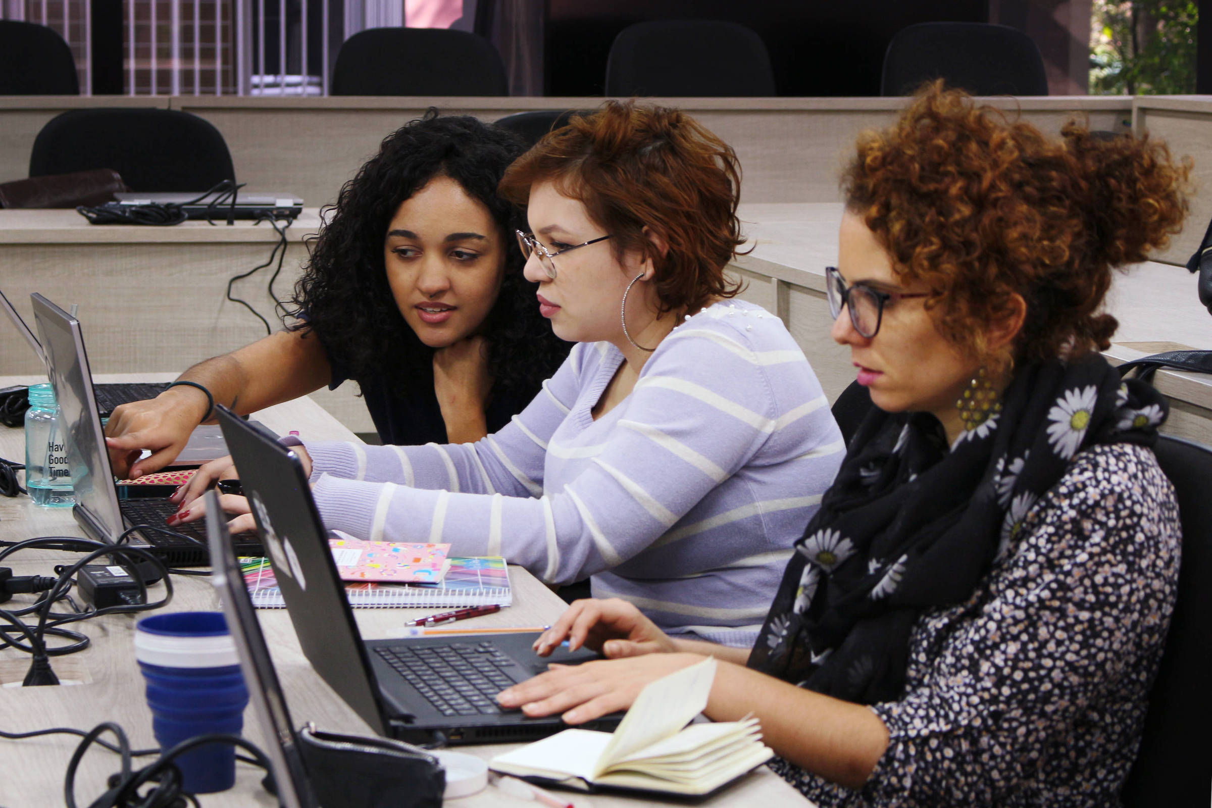 Iniciativas visam qualificar mulheres na tecnologia 06/08/2026 Educação