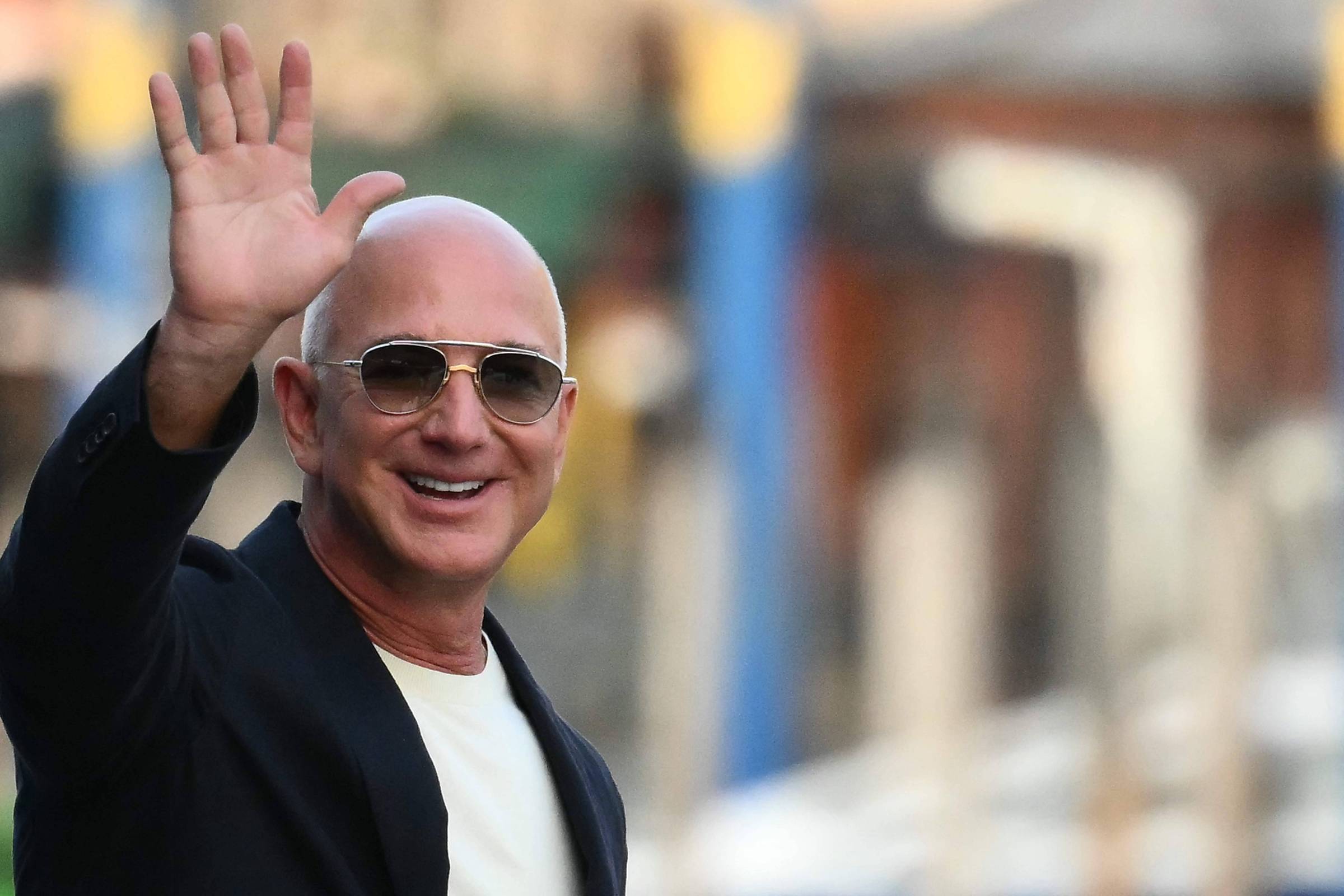 Jeff Bezos compra participação minoritária no Liverpool 14/08/2026