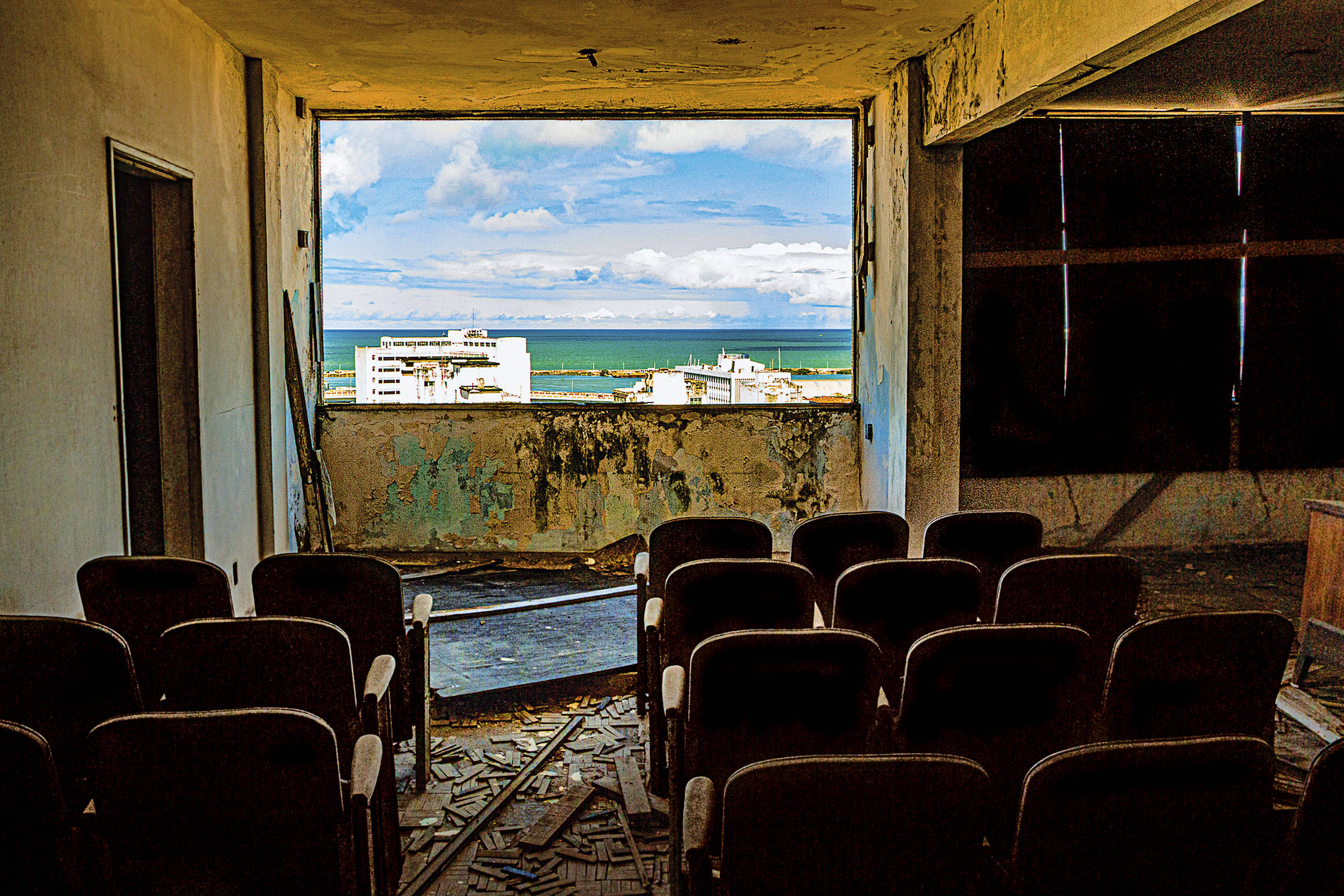 Livro de Sergio Poroger retrata cinemas abandonados 17/08/2026