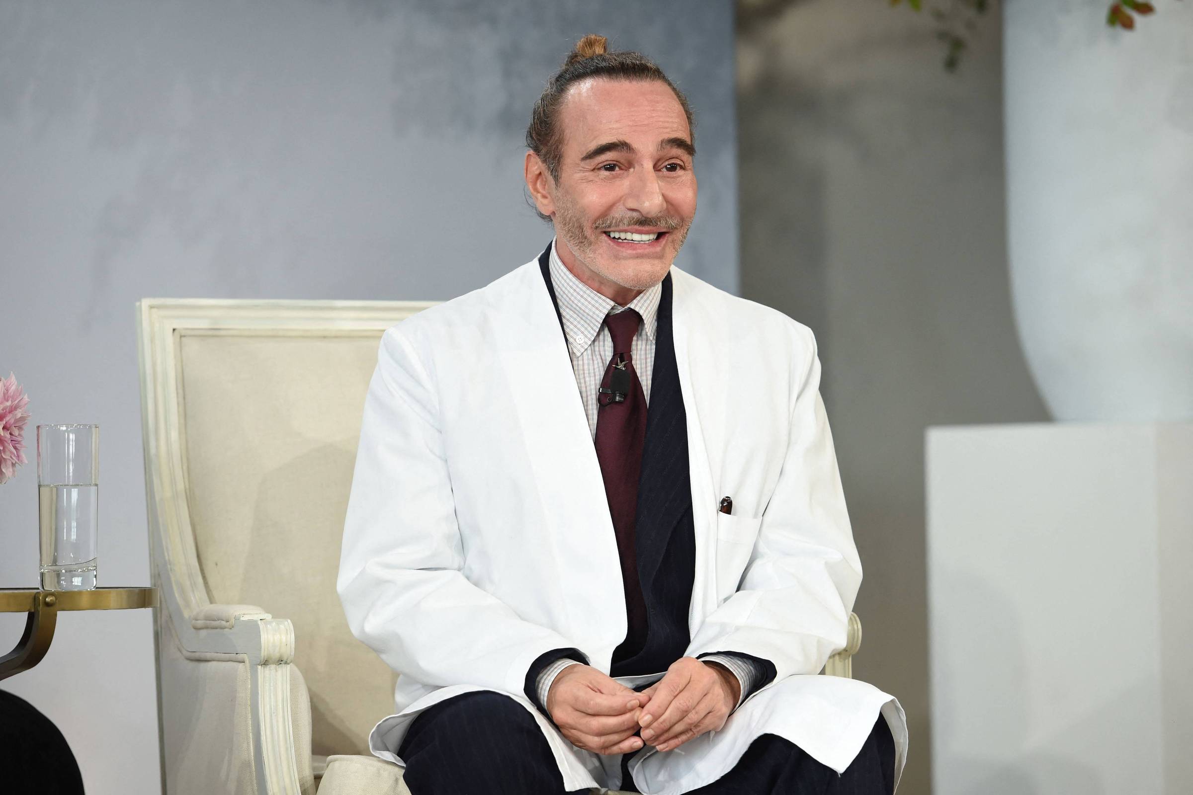 Met enfrenta dilema para homenagear John Galliano 01/08/2026