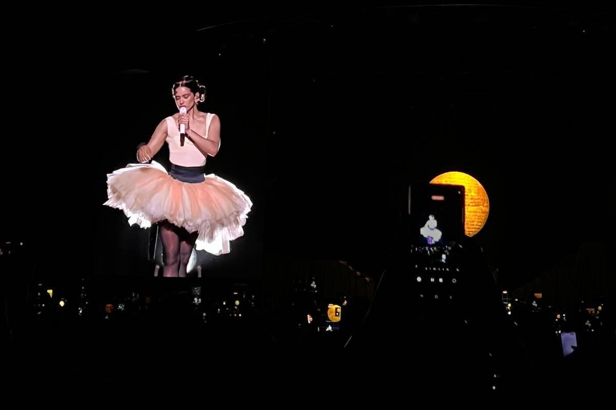 Rosalía faz show sensorial e diz realizar um sonho no