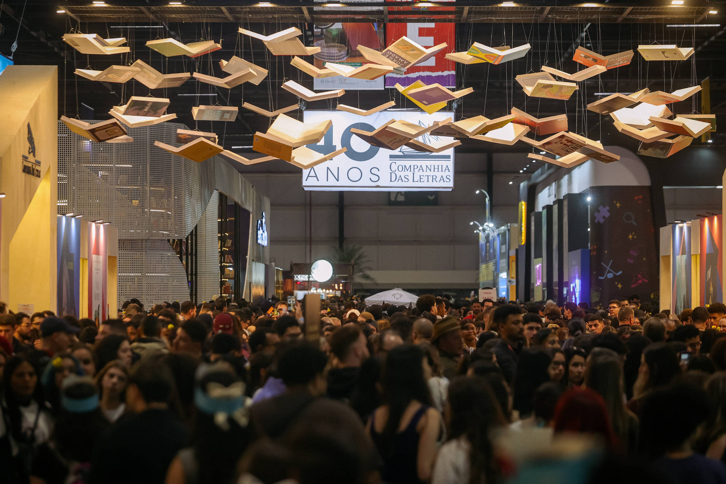 Bienal do Livro: Maidy Lacerda arrasta multidões no evento