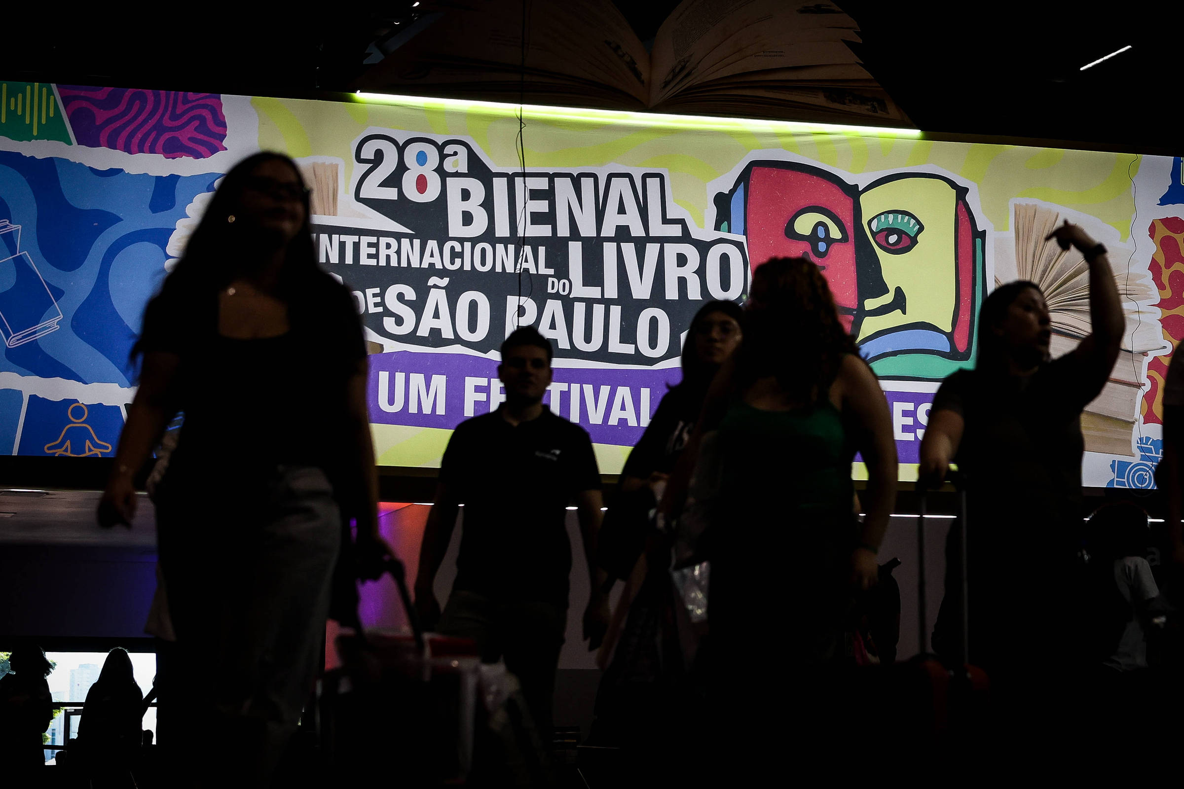 Bienal do Livro começa em êxtase com Raphael Montes