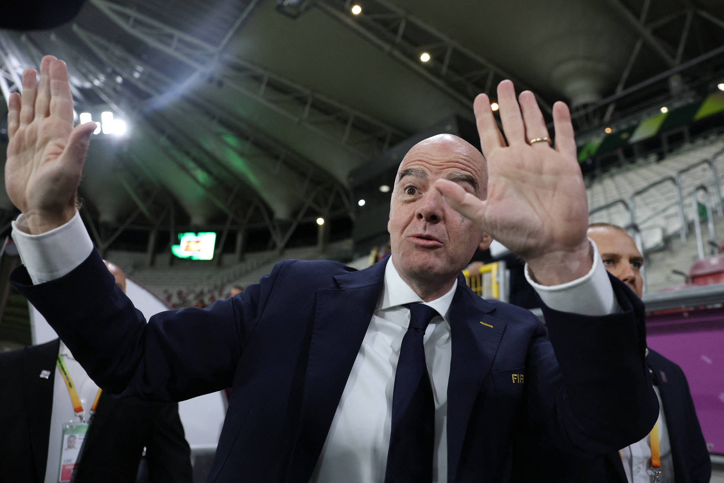 Fifa ataca Uefa e diz que aceita usar reserva bilionária