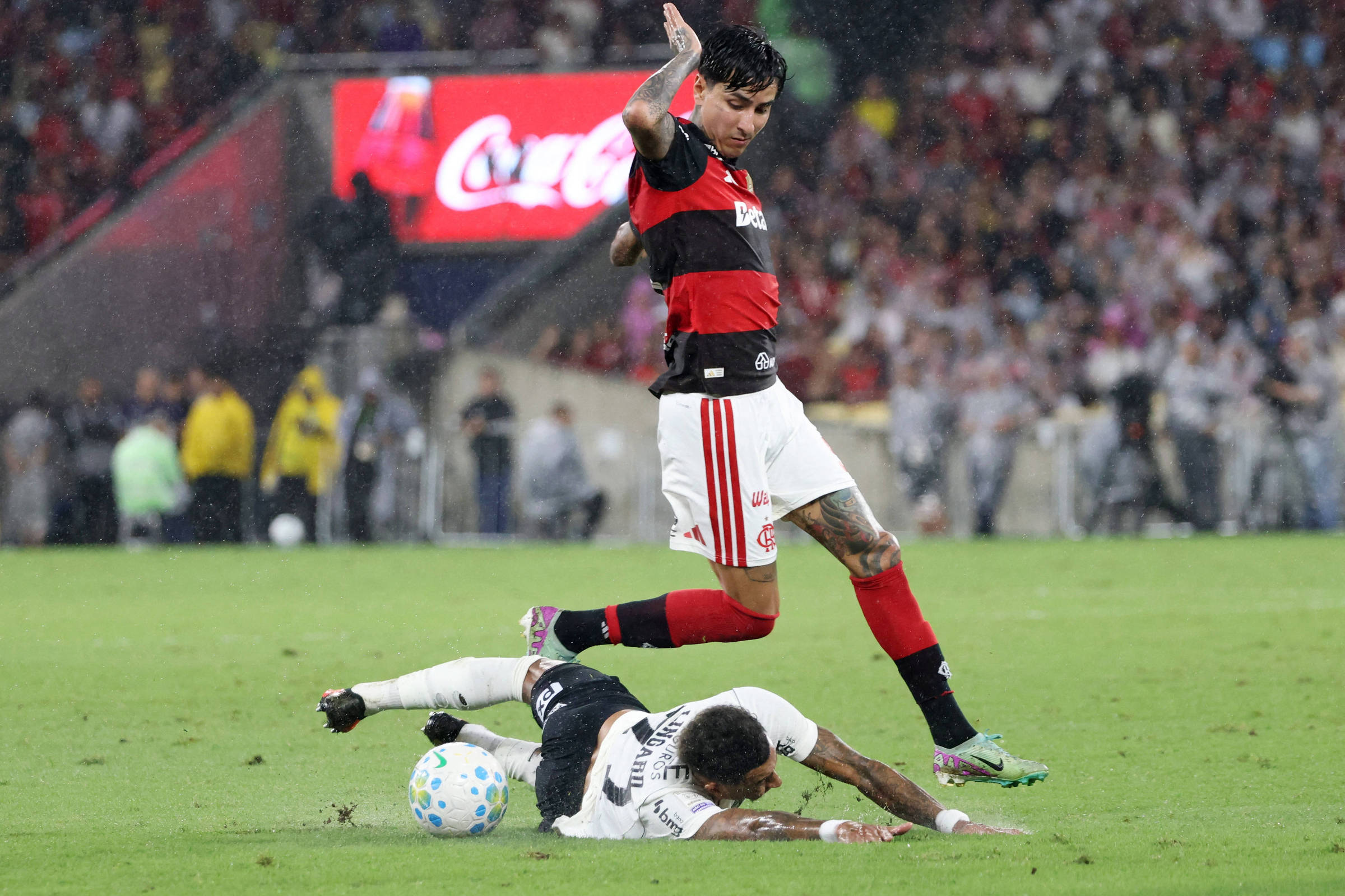 Flamengo vence Corinthians e retoma ponta do Brasileiro 13/09/2026