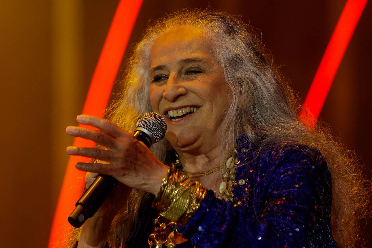 Maria Bethânia faz o 'L' de Lula em show no