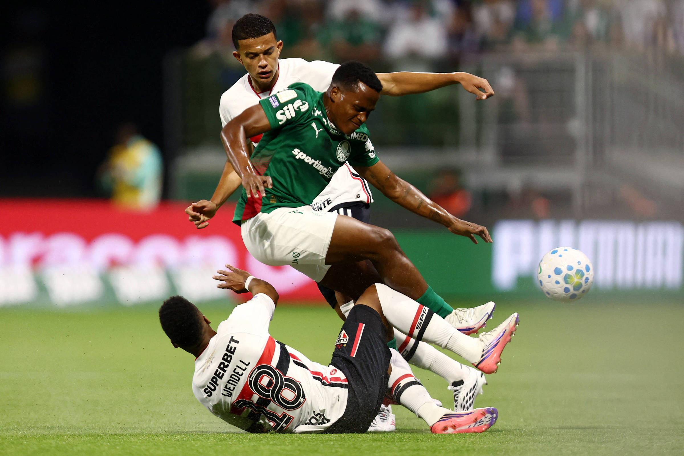 Palmeiras bate o São Paulo e agora torce pelo Corinthians