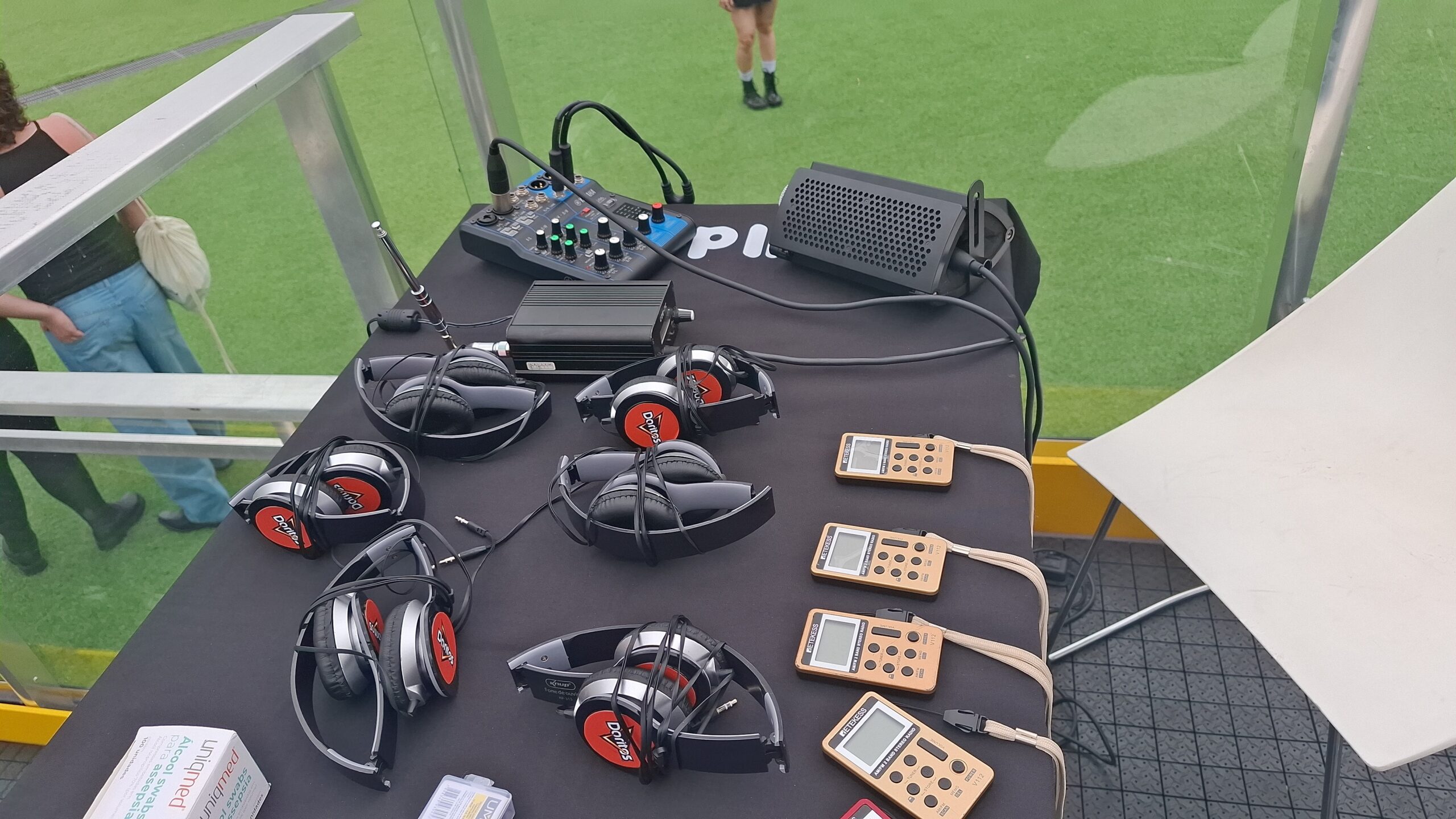 Sentir a música, ‘ver’ o palco pelo rádio e fugir