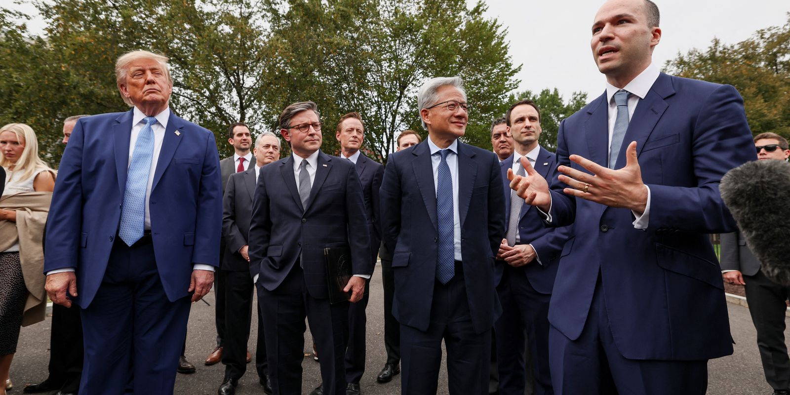 Trump anuncia autorregulação da IA por bigtechs em meio a