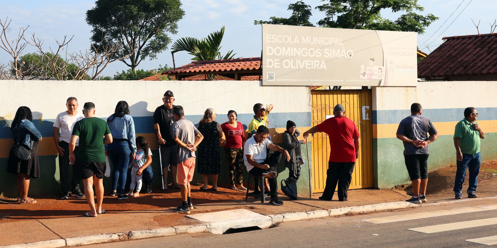 Analfabetos e ex alunos votam sob emoção em escola que já