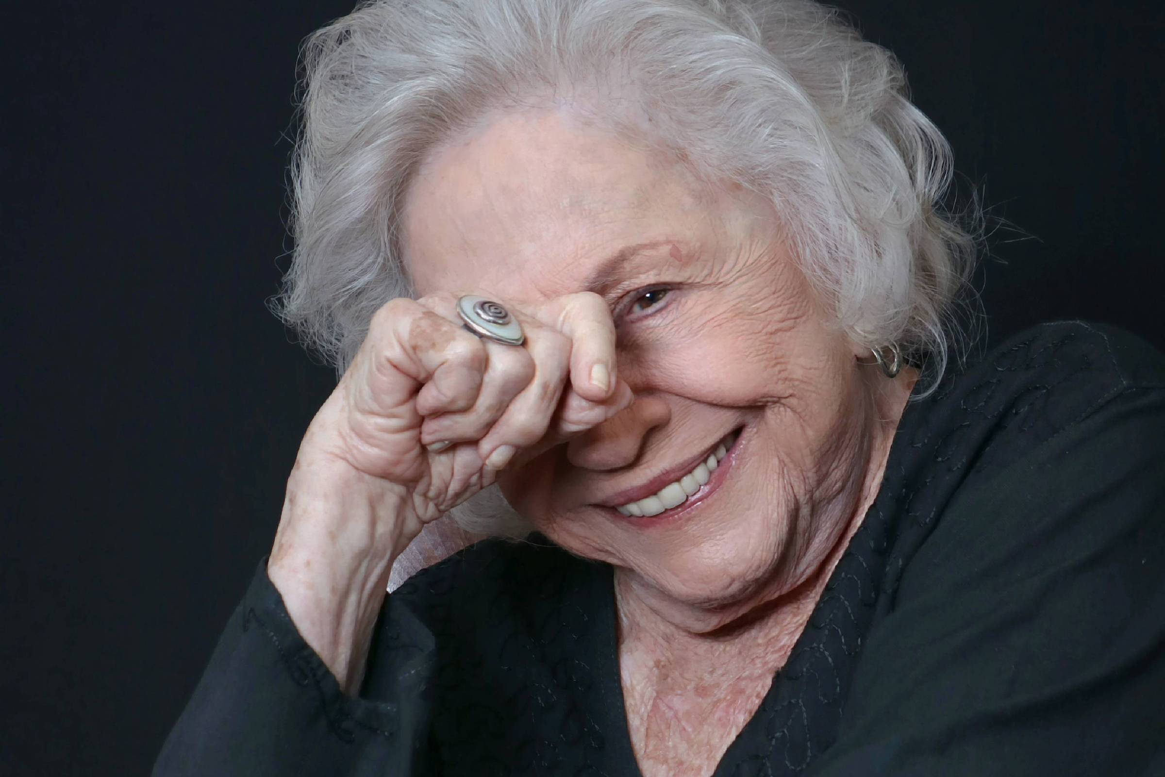 Nathália Timberg é atriz que luta por teatro em peça