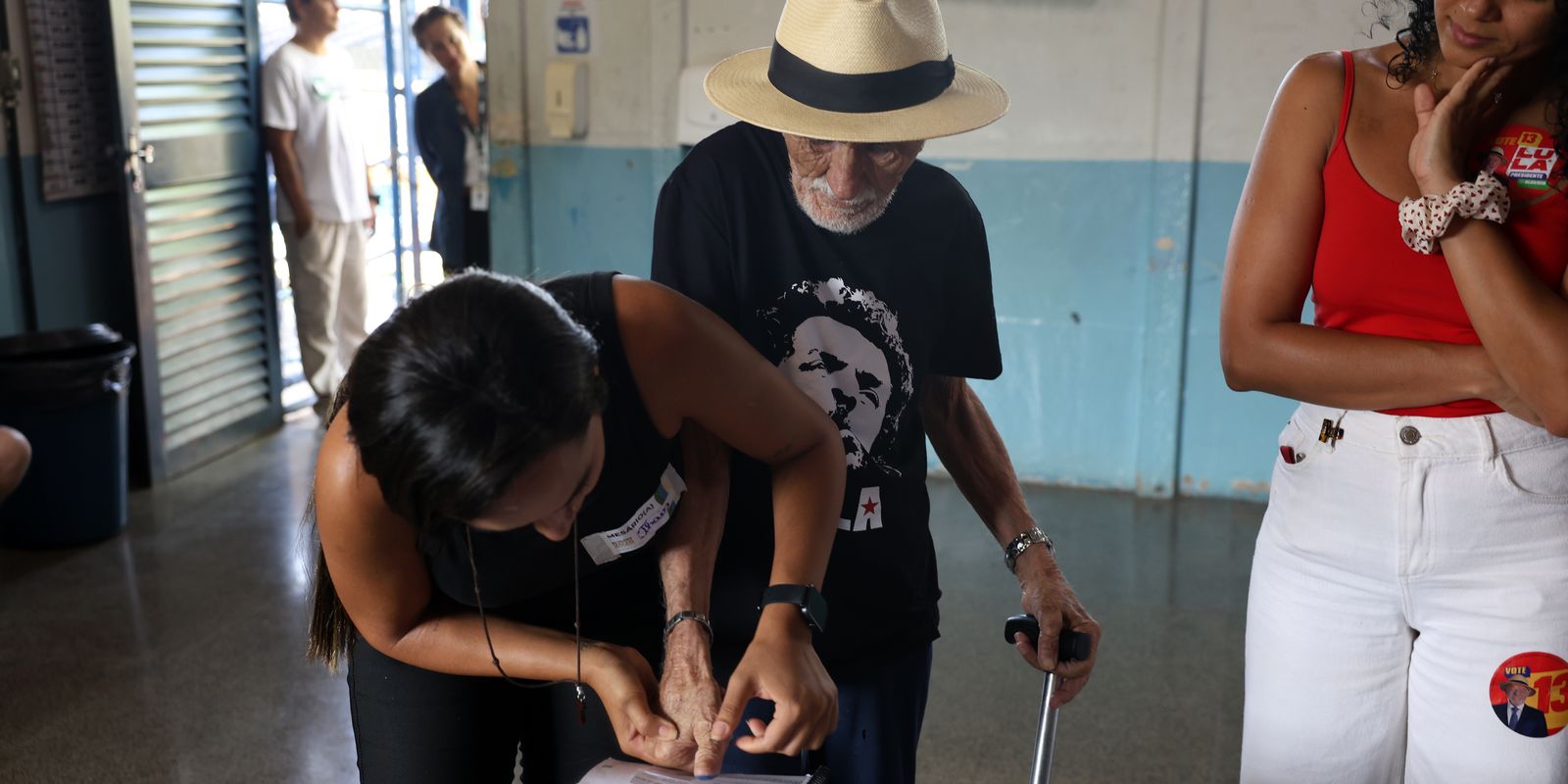 Eleitores de todas as idades vão às urnas pelo futuro