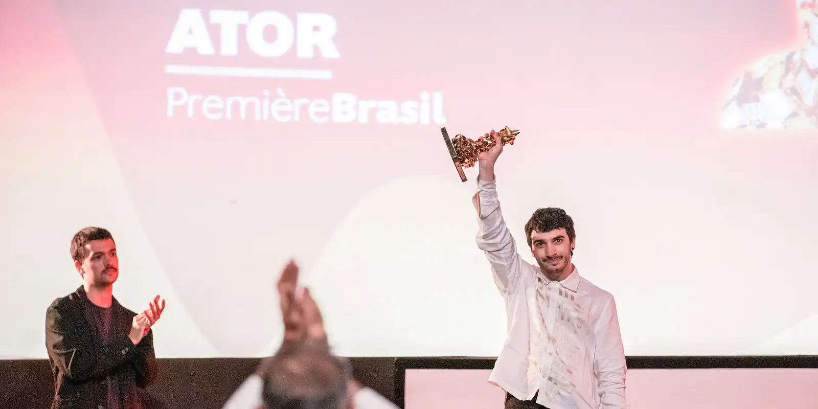 A Margem do Rio e Elza vencem principais prêmios do