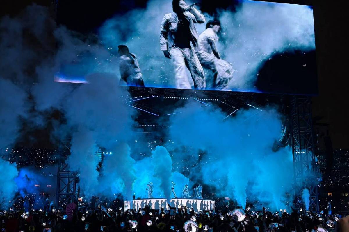 BTS faz show grandioso e perto dos fãs em volta