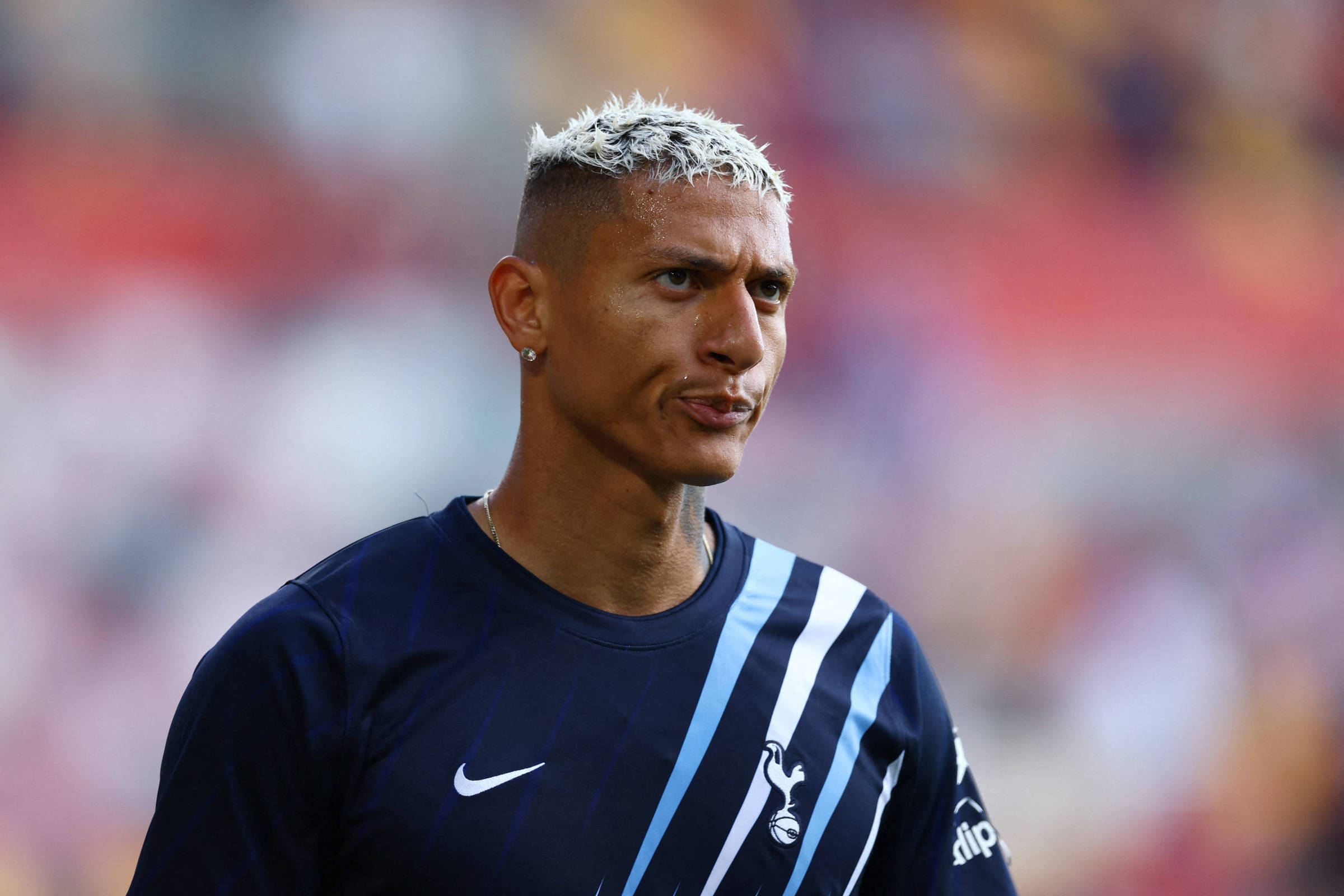 Em disputa com Flávio, Richarlison vive incerteza no campo