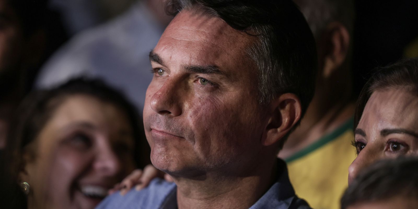 Em sabatina, Flávio não explica propostas e faz acusações sem