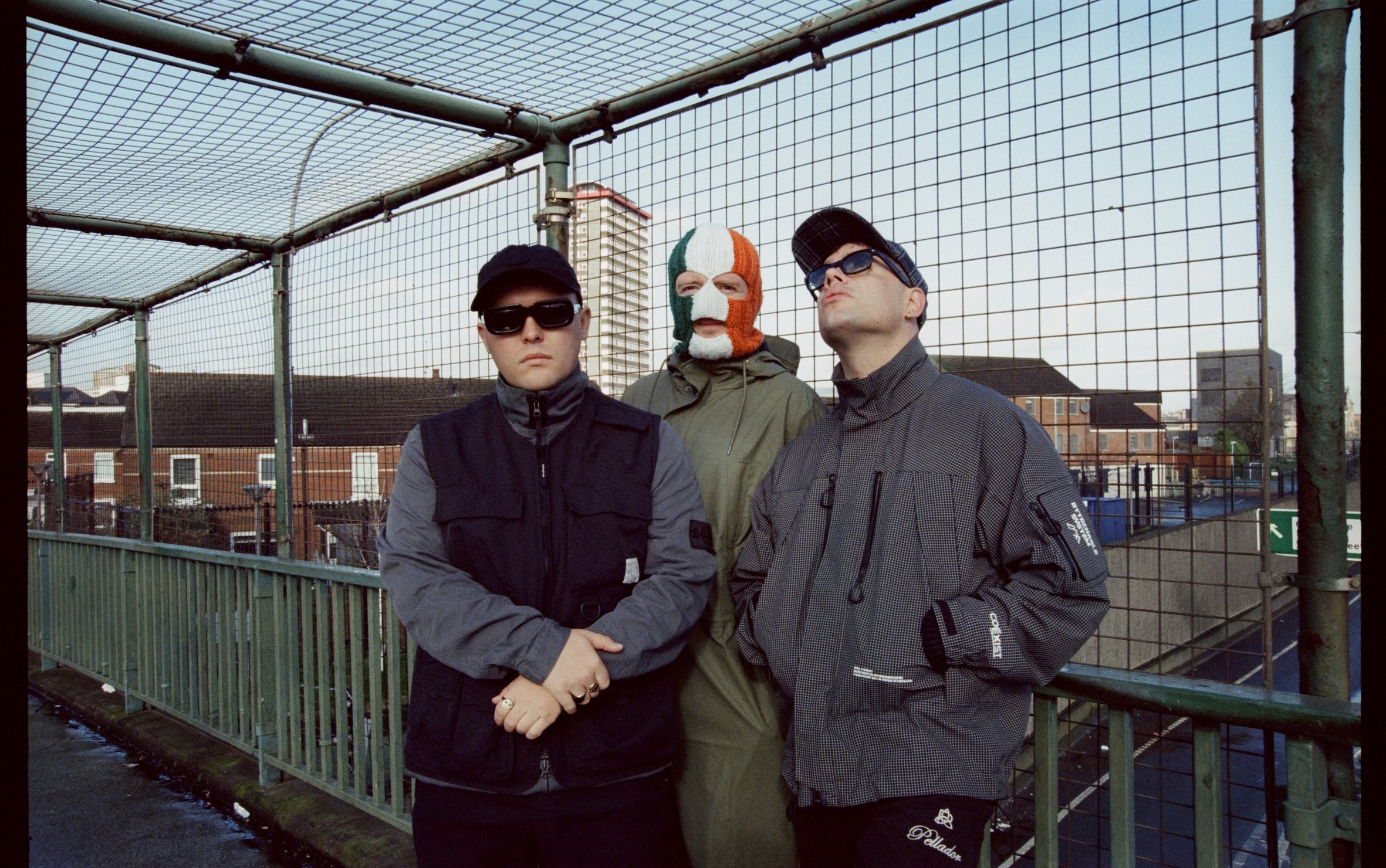 Kneecap estreia no Brasil com rap em irlandês e defesa