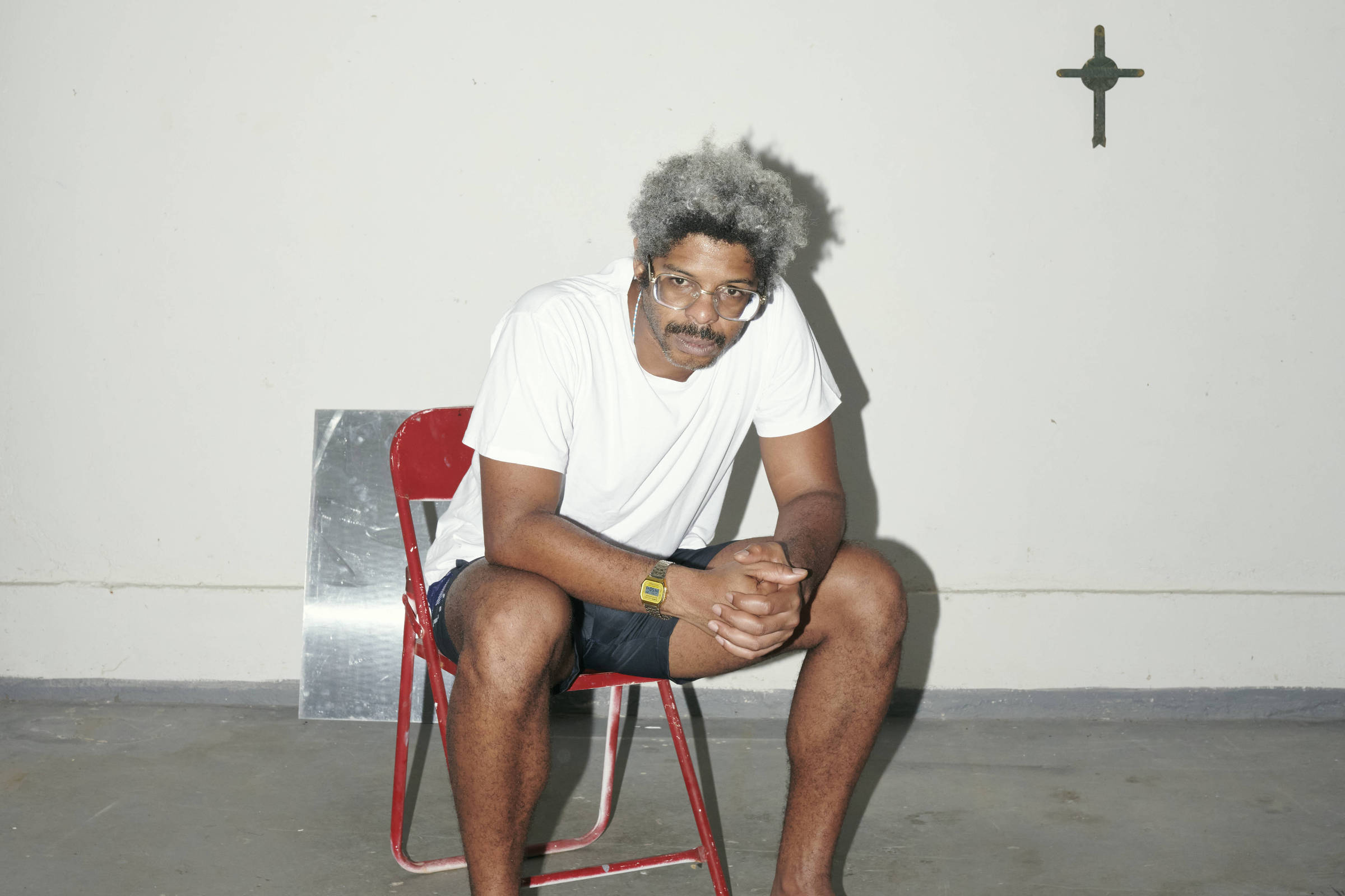 Negro Leo reúne 14 anos de experimentação em coletânea